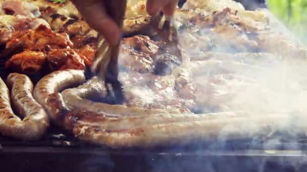 Ψητό Λουκάνικο Στο Φλεγόμενο Γκριλ Bearbeque Εξωτερικές Πόρτες Άλλο Κρέας — Αρχείο Βίντεο