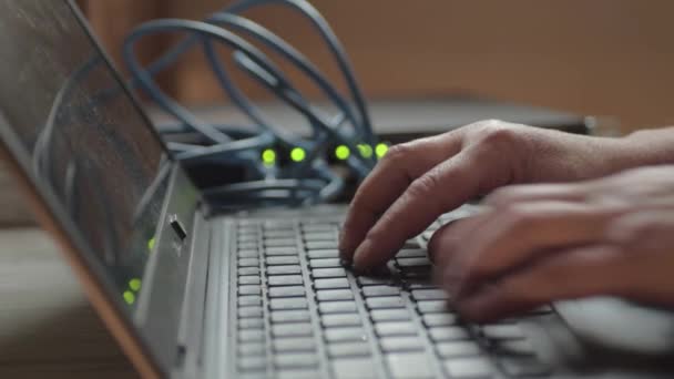 Мережевий Інженер Працює Над Комутацією Кабелів Ethernet — стокове відео