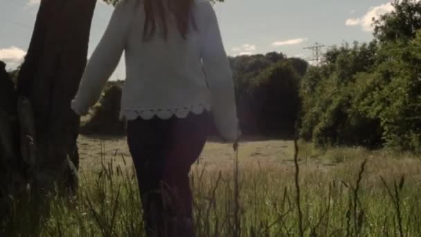 Woman Walking Landscape Tree Farmers Field — Vídeo de Stock