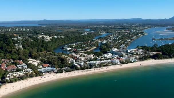 Wide Aerial Panning Shot Noosa Main Beach Noosa Heads Queensland — Video