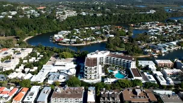 Aerial Pan Noosa Main Beach Noosa Town Noosa Heads Queensland — Αρχείο Βίντεο