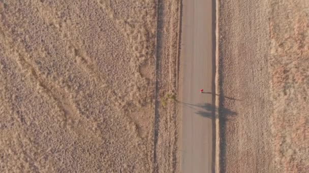 Birds Eye View Runner Running Gravel Road Winter Morning — ストック動画