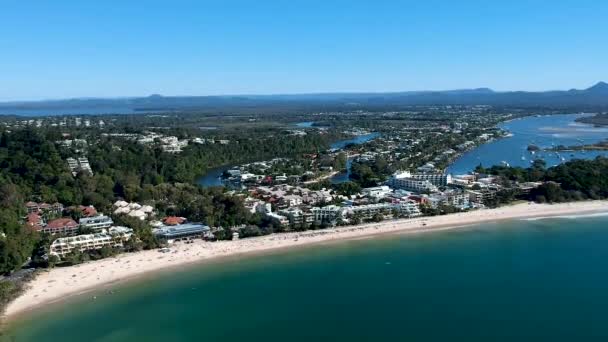Wide Aerial Establishing Shot Noosa Main Beach Noosa Heads Queensland — Stockvideo