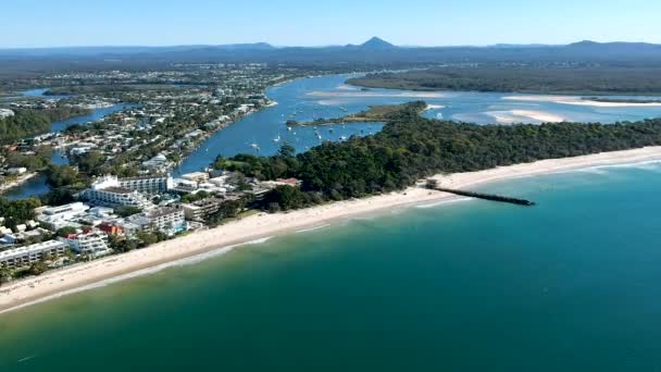 Wide Aerial Shot Noosa Main Beach Noosa Heads Queensland Australia — Stockvideo