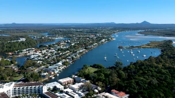 Aerial Panning Shot Noosa Town Boats Harboured Noosa Heads Queensland — Vídeos de Stock