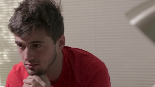 Depresyonda Görünen Bir Adamın Orta Boy Fotoğrafı — Stok video