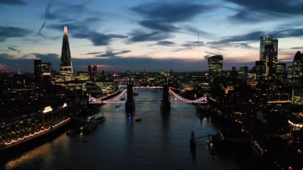 Thames Nehri Üzerinde Londra Nın Havadan Görünüşü Alacakaranlıkta Tower Bridge — Stok video