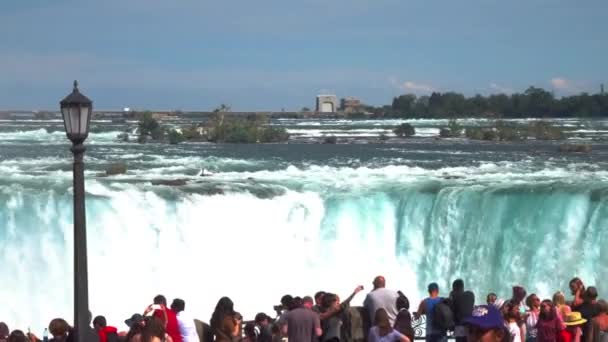 Tourists Overlooking Niagara Falls Background — Vídeo de stock
