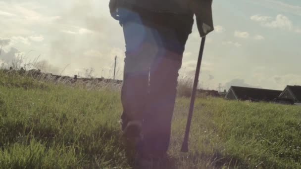 Wanita Berjalan Pedesaan Dengan Tongkat Berjalan — Stok Video