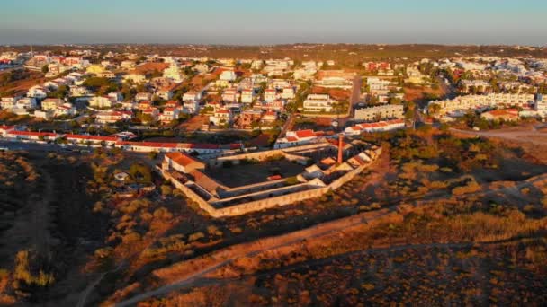 Aerial Χρυσή Ώρα Πάνω Από Algarve Στην Πορτογαλία — Αρχείο Βίντεο