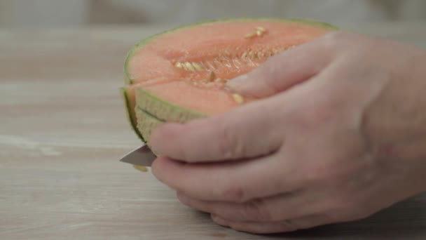Woman Slicing Juicy Cantaloupe Melon — Vídeo de Stock