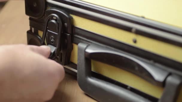 Hand Opening Case Catch Lock Mechanism — Vídeos de Stock