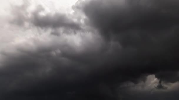 Час Лапсе Драматичного Полудня Небо Утворенням Шторму Хмари Наполовину Освітлені — стокове відео