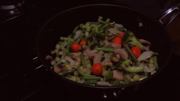 Fazendo Jantar Com Legumes Carne Cenouras Brócolis Cogumelos Legumes Carne — Vídeo de Stock