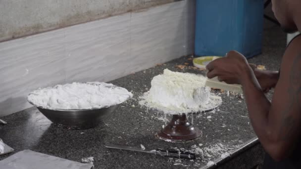 Working Icing Topping Cake Cake Maker — Stock video