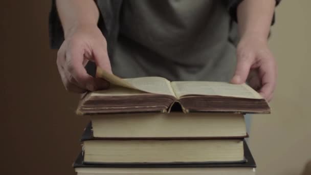 Eski Bir Kitap Yığınına Bakıyorum — Stok video