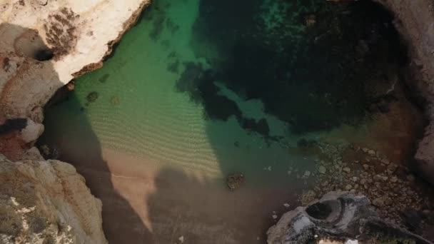 Rising Algarve Beach Cove Clear Sea Water Washes Ashore Portugal — 비디오