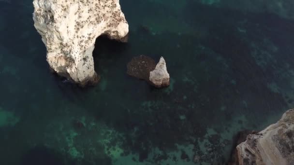 Tilting View Calm Sea Limestone Cliffs Algarve Coastline Portugal Aerial — Stock videók