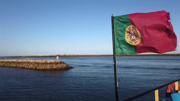 Portugese Vlag Wappert Met Harde Wind Veerboot Olhao Haven Portugal — Stockvideo