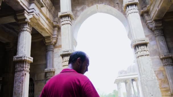 Man Exploring Nagina Mosque Also Known Nagina Masjid Champaner Gujarat — Stockvideo