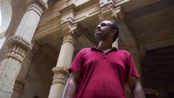 Man Exploring Nagina Mosque Also Known Nagina Masjid Champaner Gujarat — Stock video