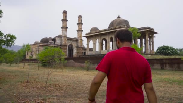 Man Exploring Kevada Mosque Mosque Champaner Gujarat State Also Known — Stockvideo