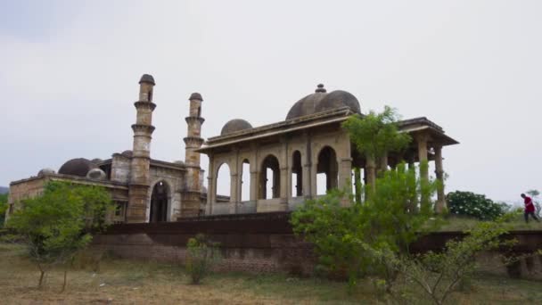 Man Die Kevada Moskee Verkent Een Moskee Champaner Gujarat Het — Stockvideo
