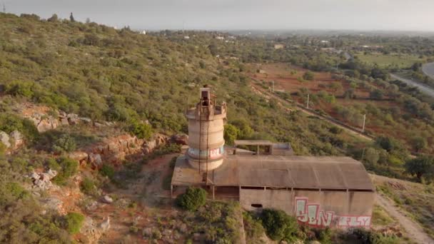 Derelict Ongebluste Kalkfabriek Portugal Panning Rechts Hoge Hoek — Stockvideo