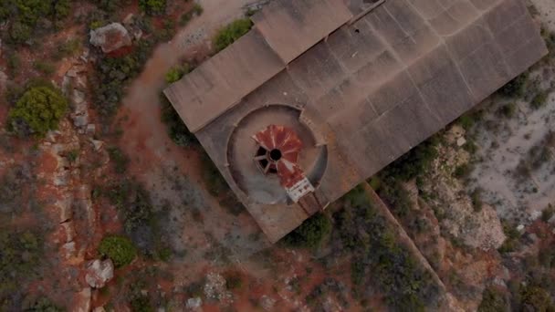 Kalk Fabriek Ruïnes Portugal Top Drone View Draaiend Met Klok — Stockvideo