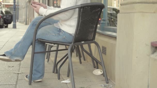 Woman Using Mobile Phone Urban Street Cafe — Vídeo de Stock