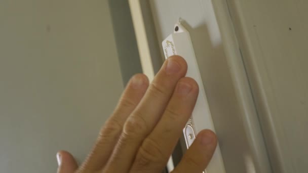 Het Aanraken Van Een Joodse Deurbeschermer Genaamd Mezuzah Close — Stockvideo