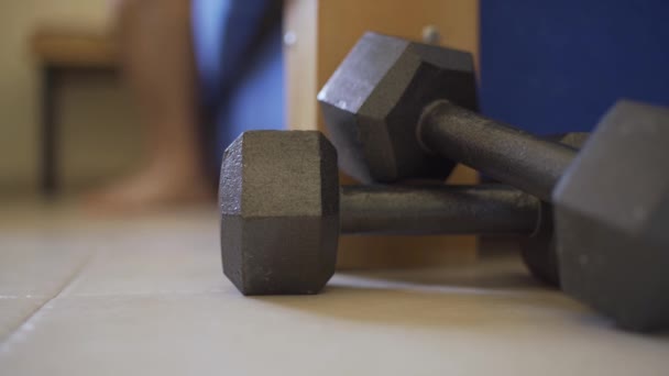 Person Gets Out Bed Doesn Want Pick Workout Weights — Stok video