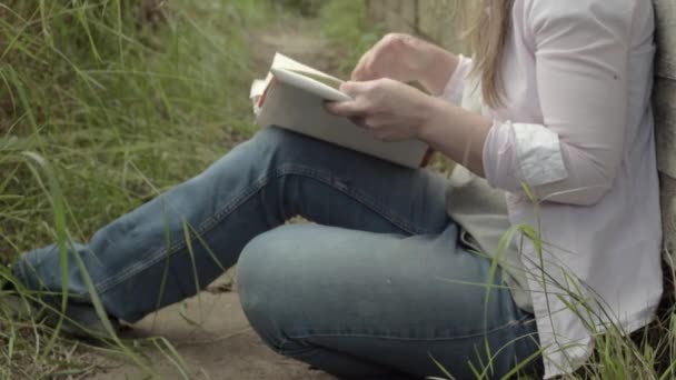 Femme Relaxante Dans Sentier Jardin Lisant Livre — Video