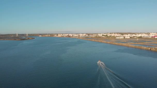 Motorbootfahrt Auf Dem Fluss Arade Einem Schönen Sonnigen Tag Luftaufnahme — Stockvideo