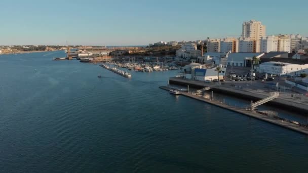 Portimao Jachthaven Afgemeerde Boten Witte Skyline Achtergrond Algarve Portugal — Stockvideo