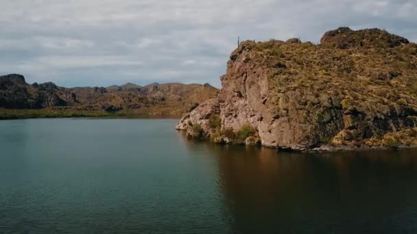 Aerial Drone Shot Lake Sonoran Desert Arizona Horizontal Pan Rock — 图库视频影像