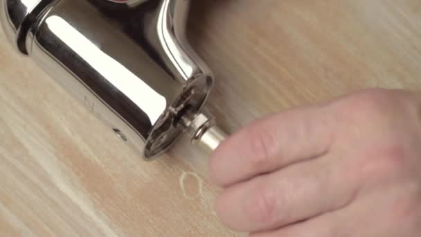 Installateur Armatur Mit Schläuchen — Stockvideo