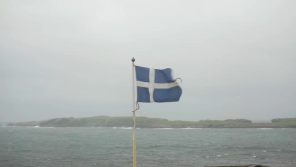 Одетый Шотландский Флаг Развевается Сильными Штормовыми Ветрами Отдаленном Шотландском Острове — стоковое видео