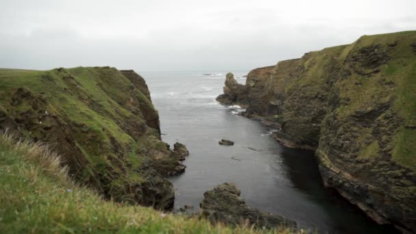 Erosion Scottish Islands Causing Steep Cliff Drops Sea Stacks — Stockvideo