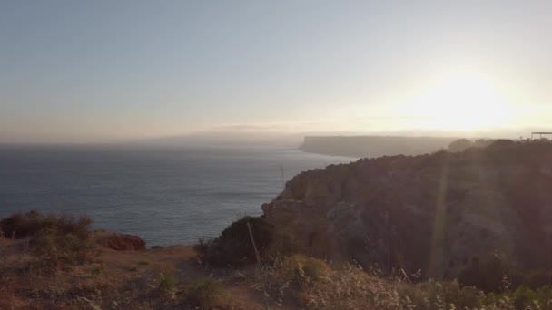 Coucher Soleil Jette Des Falaises Dans Lumière Dorée Près Ponte — Video