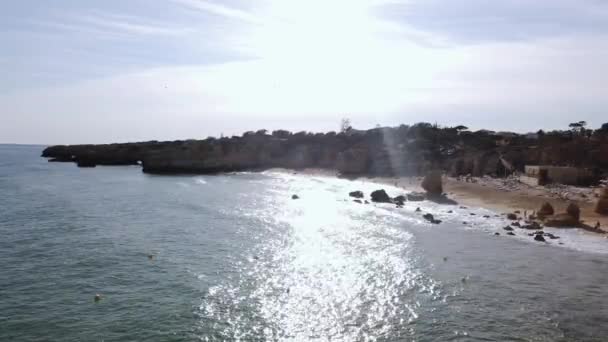 Θαλάσσια Βράχια Strech Έξω Από Την Παραλία Albufeira Silhetted Από — Αρχείο Βίντεο