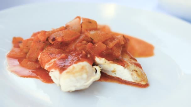 Carne Frango Frita Servida Com Guisado Tomate Purê Batatas Movimento — Vídeo de Stock