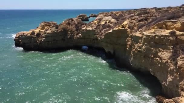 Ocean Waves Crash Limestone Yellow Cliffs Algarve Portugal Wide — ストック動画