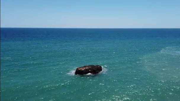 Shallow Waves Swirl Lonely Rock Stack Turquoise Sea Portugal Wide — Stockvideo