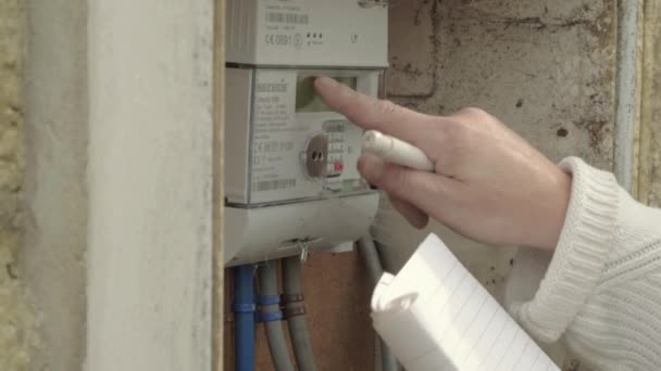 Taking Meter Reading Utility Bills — Video Stock