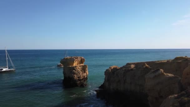 Човни Пливуть Повз Морський Стовп Алгарве Заході Сонця Португалія — стокове відео