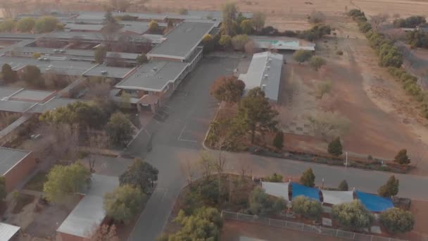 Aerial Lövés Felett Egy Iskola Dél Afrikában Télen — Stock videók