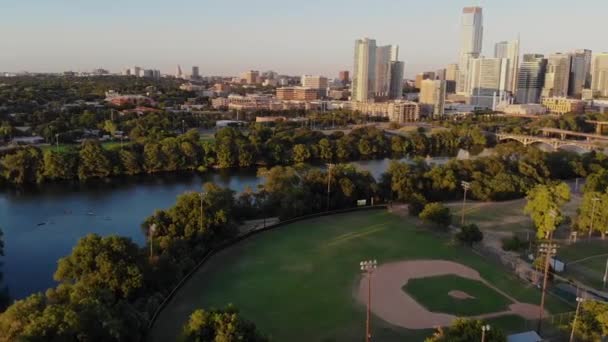 Aerial Drone Shot Horizontal Pan Baseball Field Downtown Austin — ストック動画