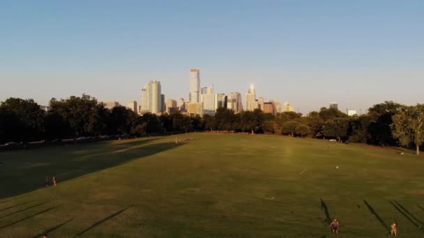 Aerial Drone Shot Zilker Park Going Downtown Austin Texas People — Stockvideo