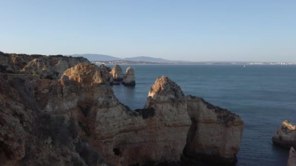 Looking Back Lagos Portugal Limestone Coastal Rock Formations Sunet — Stockvideo